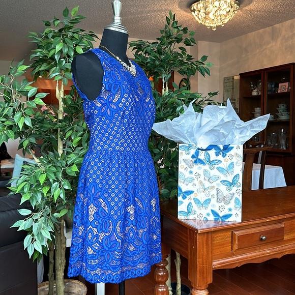 BCBG MaxAzria Blue Lace Jillyan Cocktail Dress Fits like a Size 4 or XS - Small - Picture 10 of 12